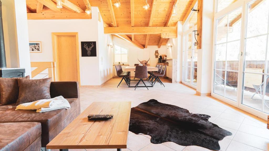 ein Wohnzimmer mit einem Sofa und einem Tisch in der Unterkunft Alpen Loft in Neustift im Stubaital