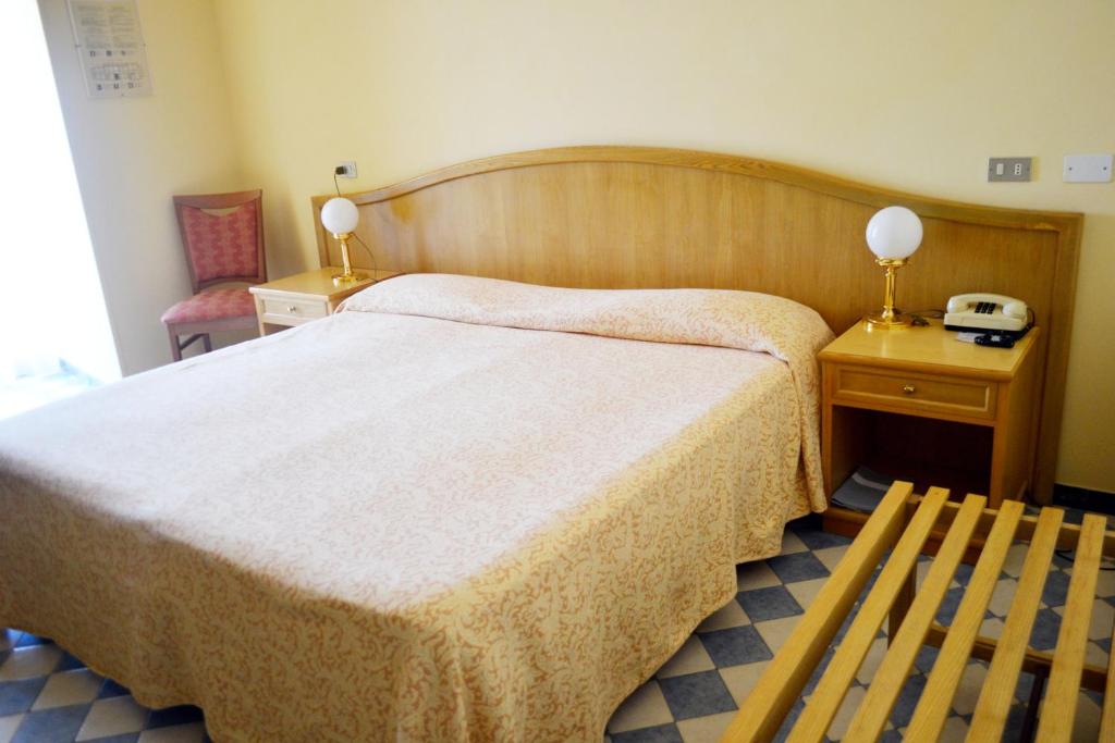 Postel nebo postele na pokoji v ubytování Hotel Britannia