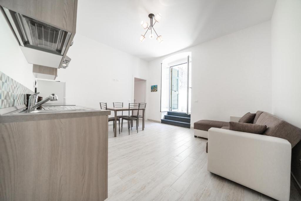 cocina y sala de estar con sofá y mesa en Gli appartamenti della Fra, en Lavagna