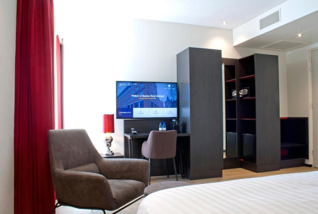 TV a/nebo společenská místnost v ubytování Bastion Hotel Arnhem