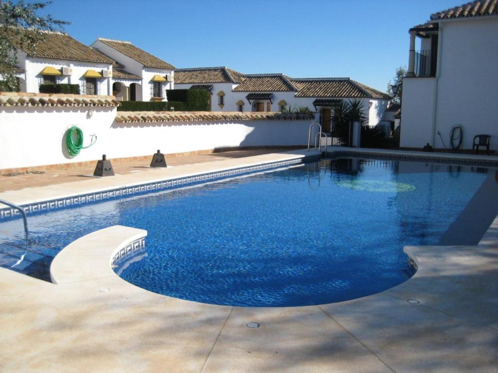 una piscina de agua azul en una casa en 3 bedrooms house with shared pool and wifi at Hornachuelos, en Hornachuelos