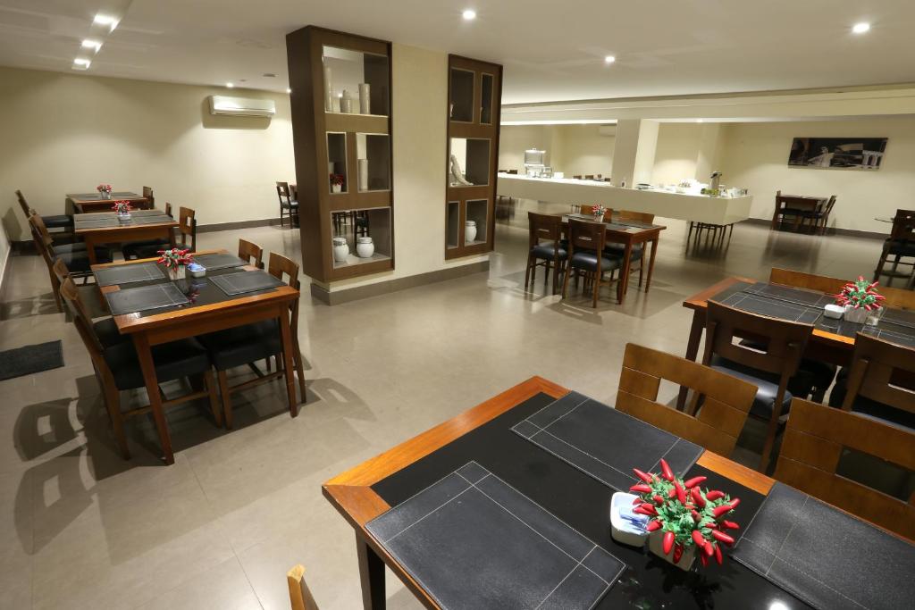 an empty dining room with tables and chairs at Esplanada Brasilia Hotel e Eventos in Brasília