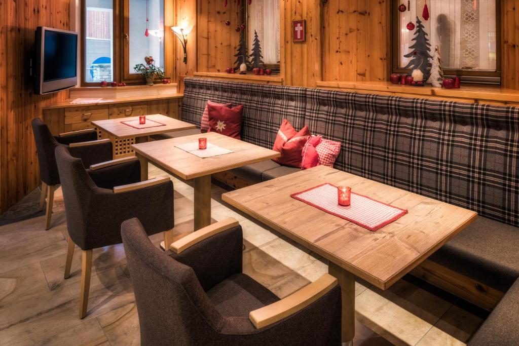 TV a/nebo společenská místnost v ubytování Hotel Restaurant Claudia - inklusive SUPER SOMMER CARD