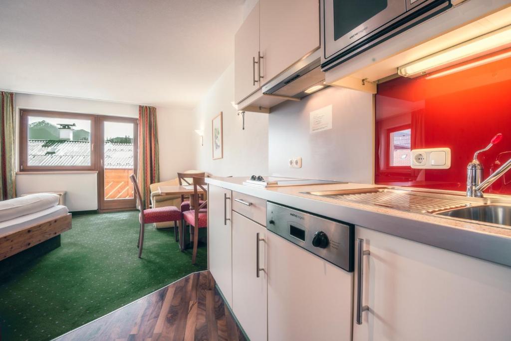 Kuchyň nebo kuchyňský kout v ubytování Hotel Restaurant Claudia - inklusive SUPER SOMMER CARD
