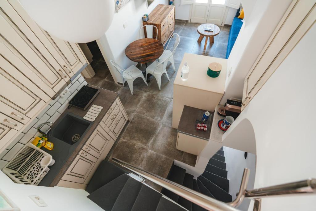 Posezení v ubytování Lux house with outdoor jacuzzi and sea view in Santorini