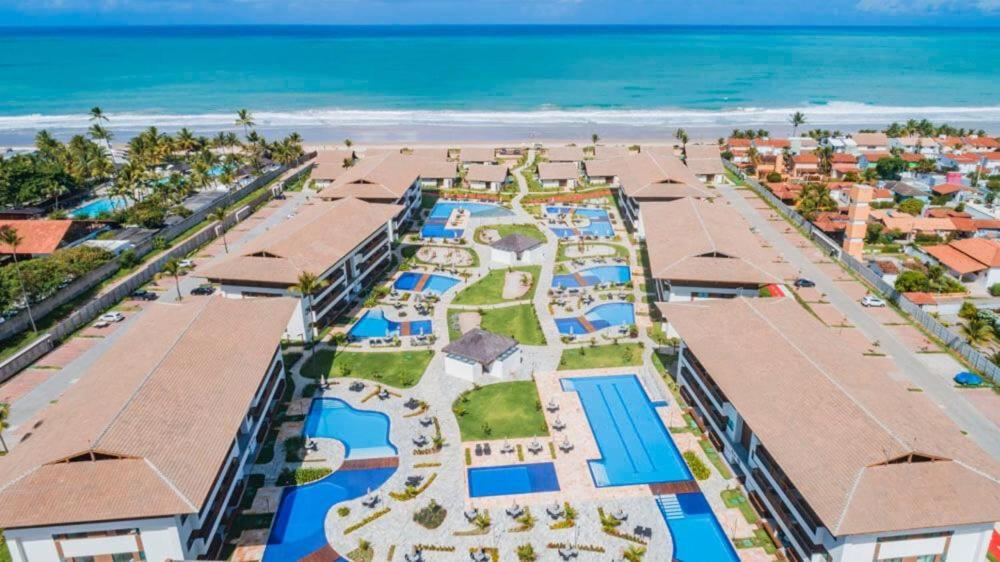 una vista aérea de un complejo con la playa en Flat no Resort Cupe Living na Praia Muro Alto Porto de Galinhas, en Porto de Galinhas