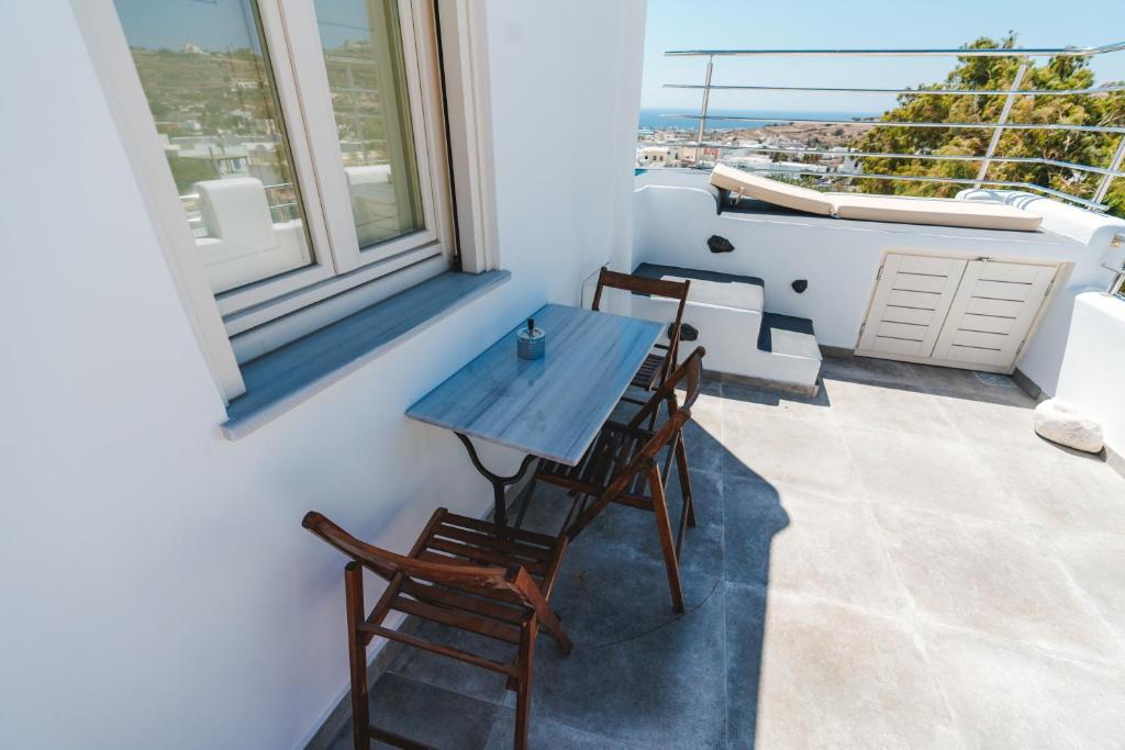 Posezení v ubytování Lux house with outdoor jacuzzi and sea view in Santorini