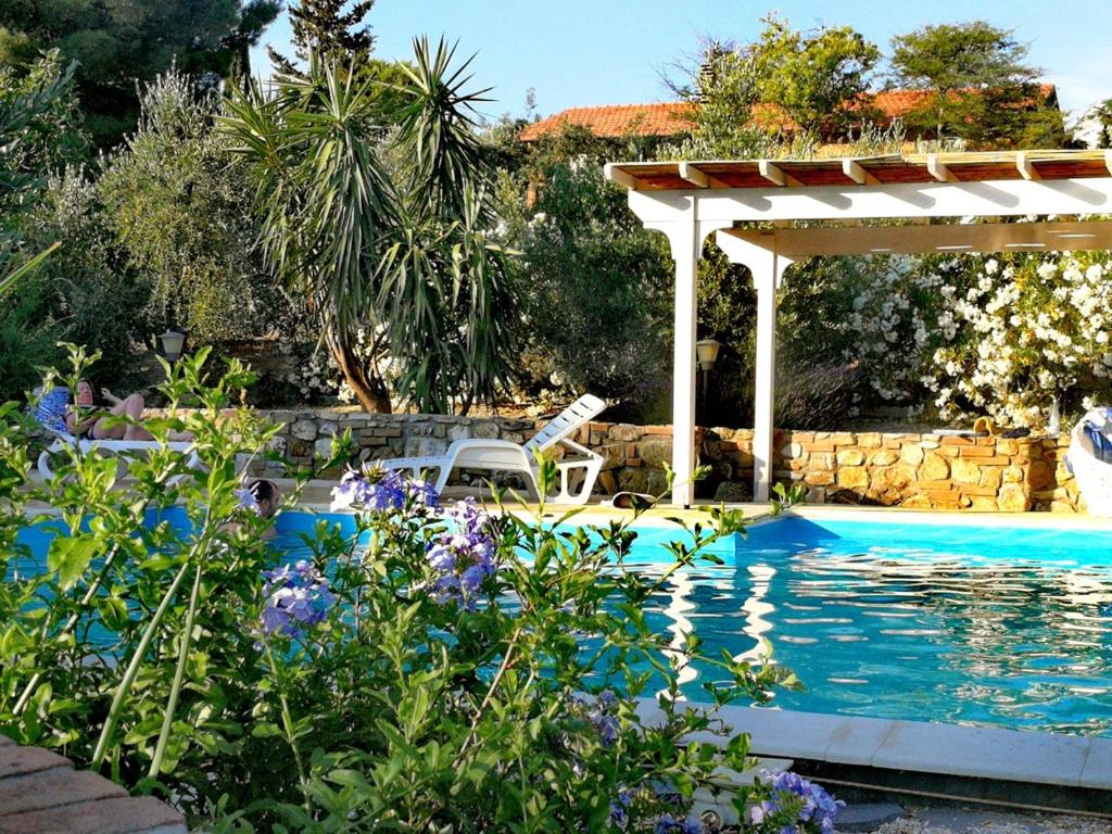 een zwembad met een pergola naast een huis bij Villa Belvedere in San Vincenzo