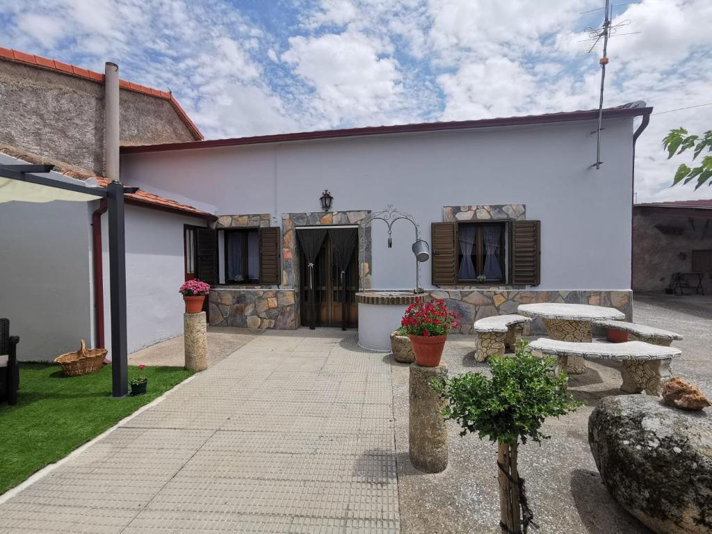 un edificio blanco con un patio enfrente en Casa rural Pérez Martín, en Sancti-Spíritus