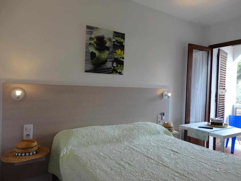 Postel nebo postele na pokoji v ubytování Hôtel Punta e Mare des Chambres ou des Appartements T2