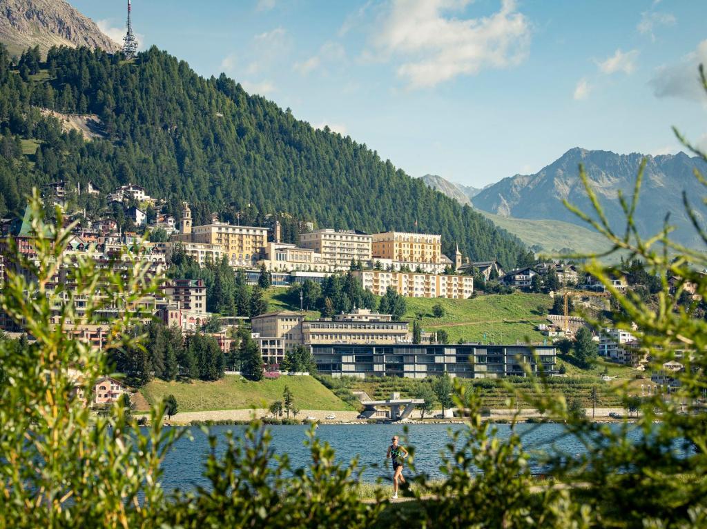 Ett flygfoto av Kulm Hotel St. Moritz