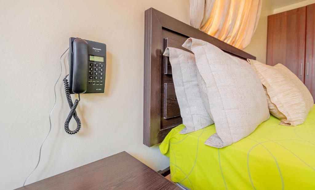 Postel nebo postele na pokoji v ubytování Joy Palace Hotel