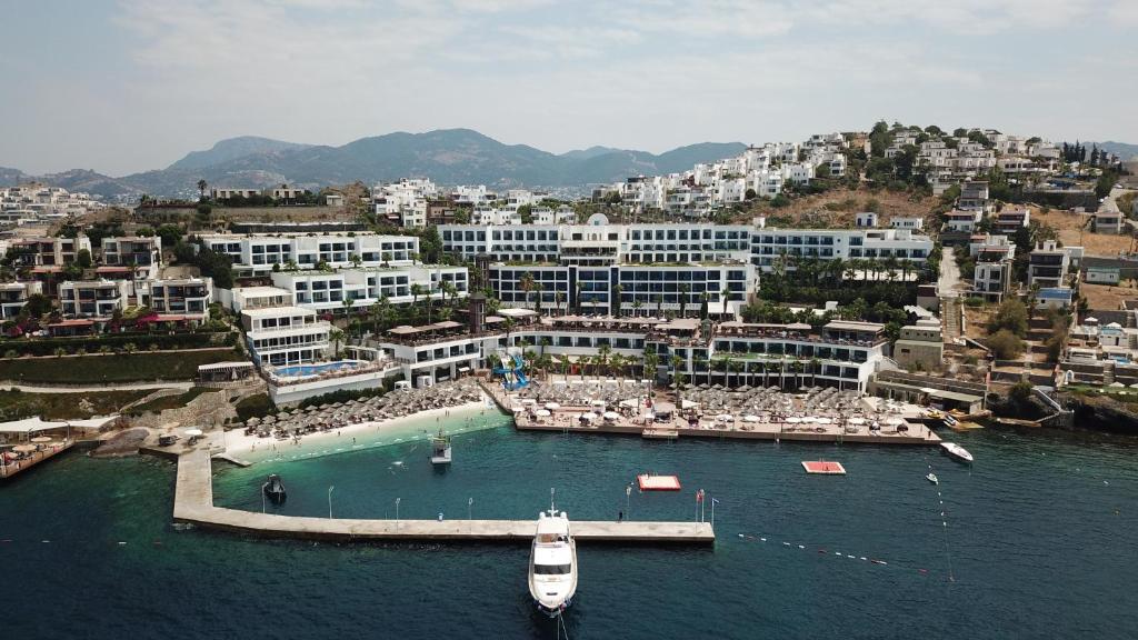 een stad met een haven met een boot in het water bij Delta Hotels By Marriott Bodrum in Yalıkavak