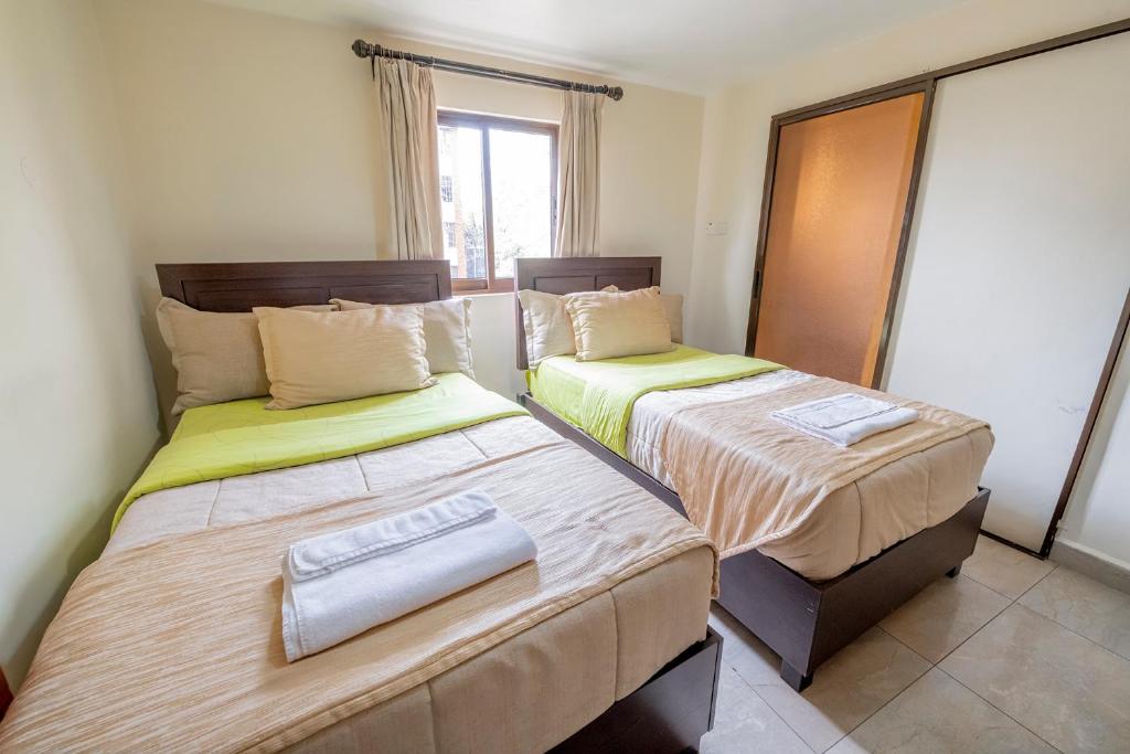 Postel nebo postele na pokoji v ubytování Joy Palace Hotel
