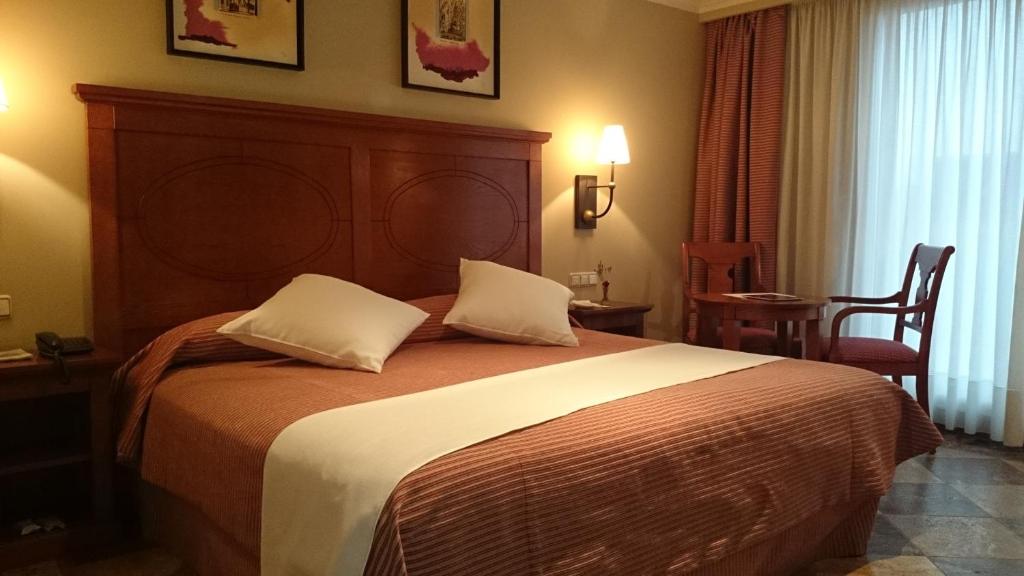 Postel nebo postele na pokoji v ubytování Hotel Pamplona Villava