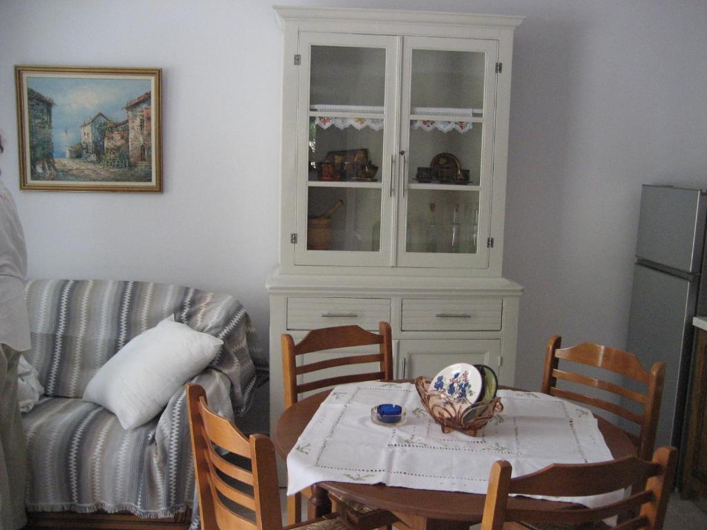 Posezení v ubytování Nostalgia Apartment A in Sami 50 metres from the sea