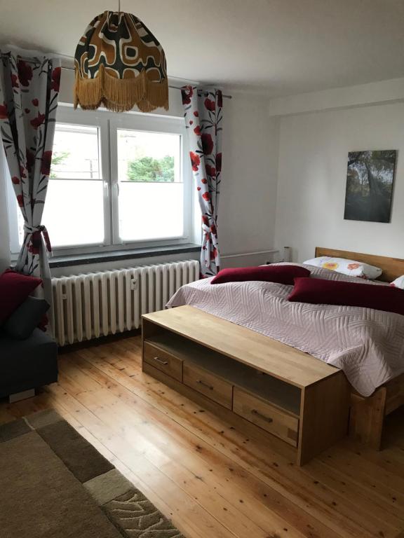 1 dormitorio con 1 cama con marco de madera en Ferienwohnung Ilse, en Crottendorf