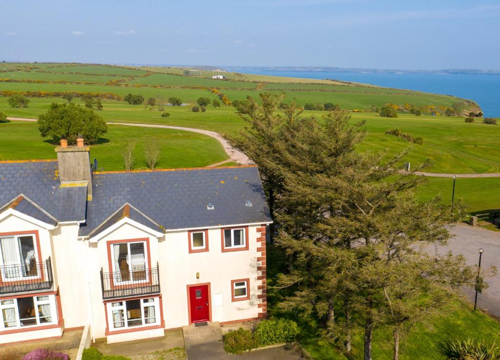 una vista aérea de una casa blanca con una puerta roja en Seacliff Holiday Homes en Dunmore East