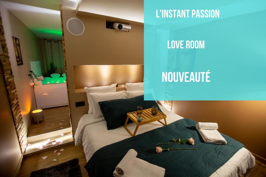 1 dormitorio con 1 cama con manta verde y espejo en Nouveau - L'instant Passion - Love Room, en Tourlaville