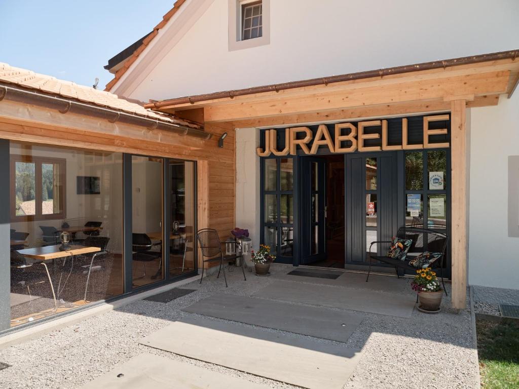 un front de magasin avec un panneau indiquant « ugate » dans l'établissement Jurabelle, à La Côte-aux-Fées