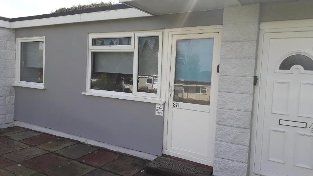 białe drzwi i okna na domu w obiekcie Chalet Bayside w mieście Sandown
