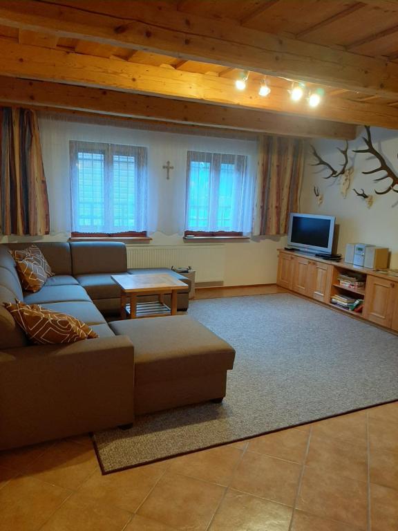 TV a/nebo společenská místnost v ubytování Chata Konzajf