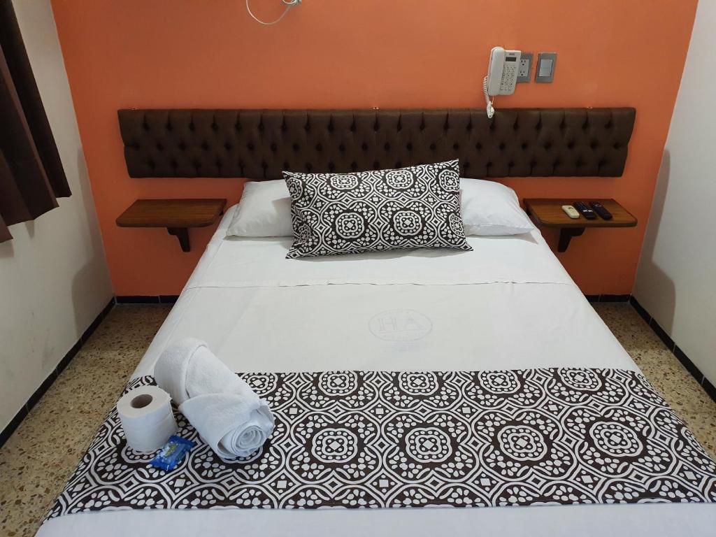 Postel nebo postele na pokoji v ubytování Hotel Atlantico a 150 mts de Playa Martí
