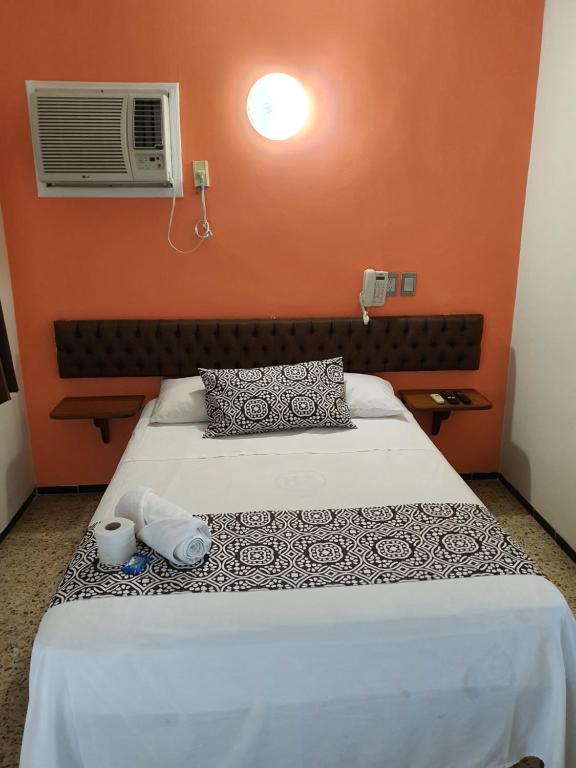 Postel nebo postele na pokoji v ubytování Hotel Atlantico a 150 mts de Playa Martí