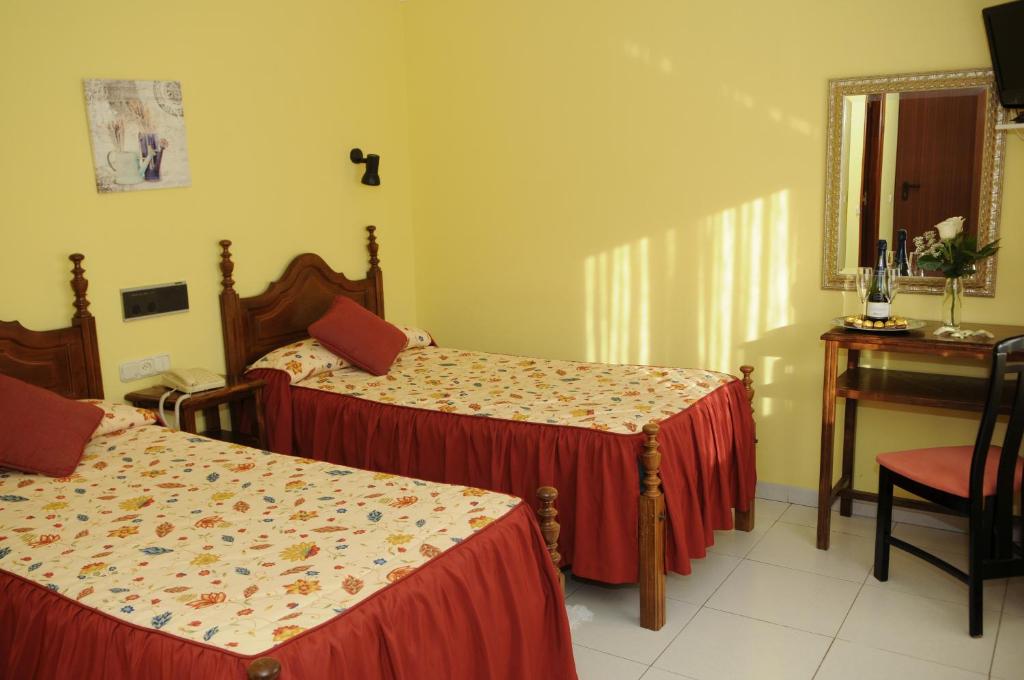 A bed or beds in a room at Hotel Garcas