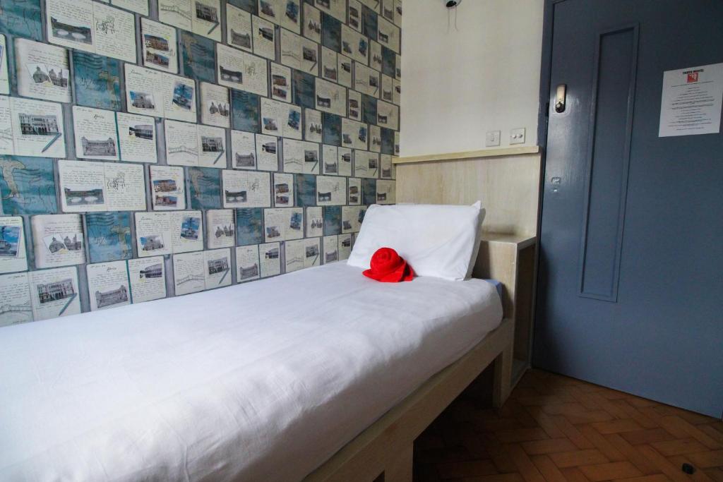 London Backpackers Youth Hostel 18 - 35 Years Old Only photo