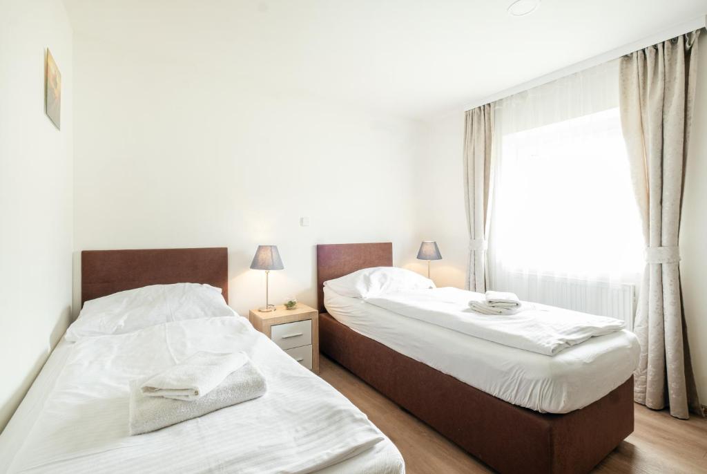 Voodi või voodid majutusasutuse Hotel U Císaře toas