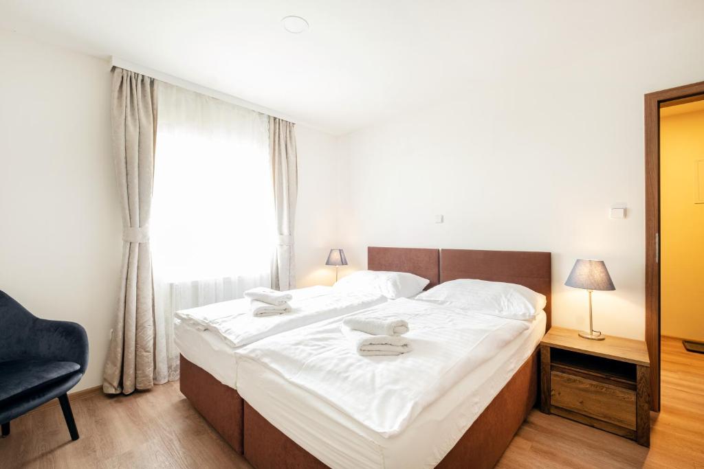 Voodi või voodid majutusasutuse Hotel U Císaře toas