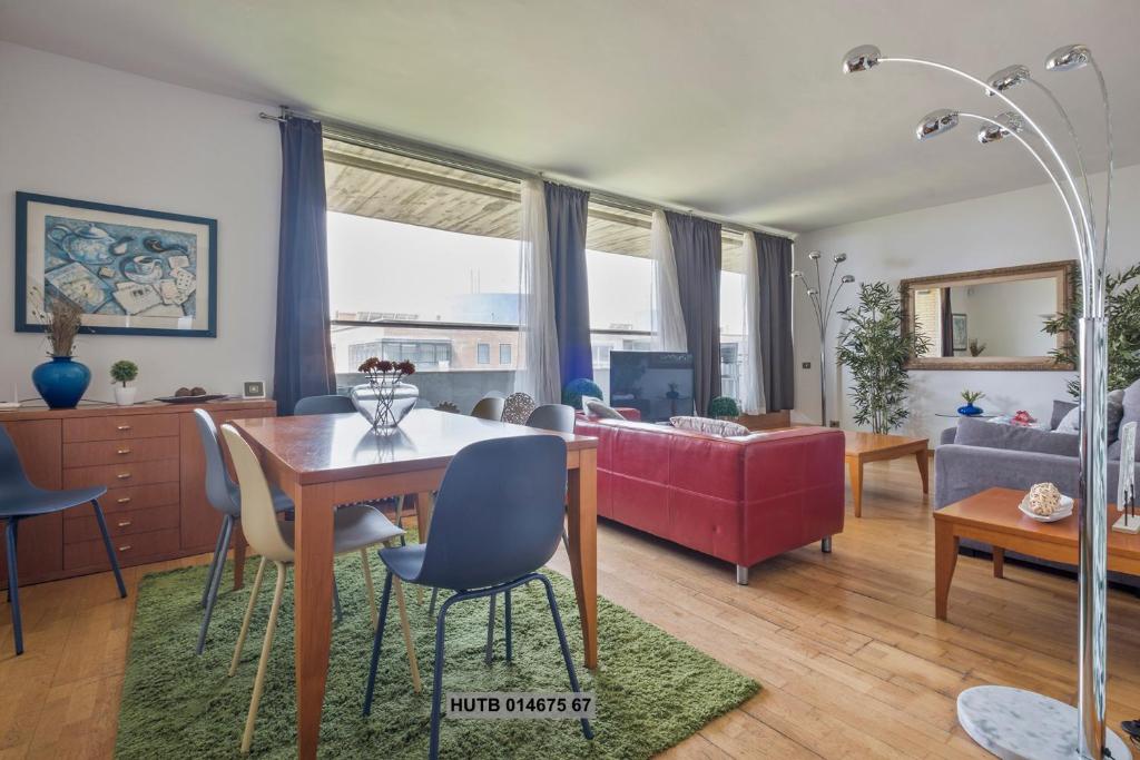 ein Wohnzimmer mit einem Tisch und einem roten Sofa in der Unterkunft Alcam Vila Olímpica in Barcelona