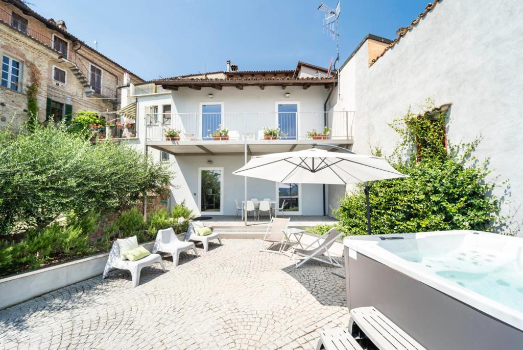 Bazén v ubytovaní La Villa Holiday House alebo v jeho blízkosti