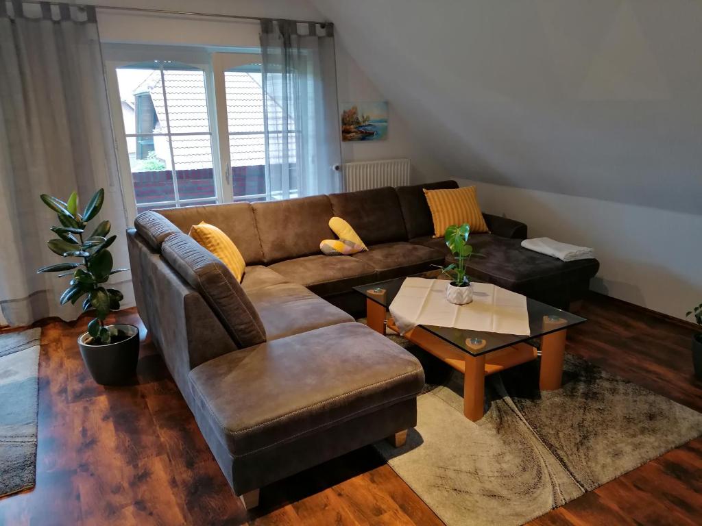 Apartment Grieshop في دينكلاغه: غرفة معيشة مع أريكة وطاولة قهوة