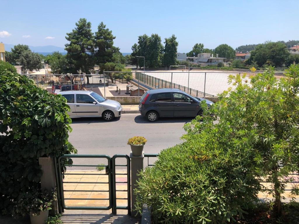 zwei Autos parkten auf einem Parkplatz in der Unterkunft Green Garden in Kavala