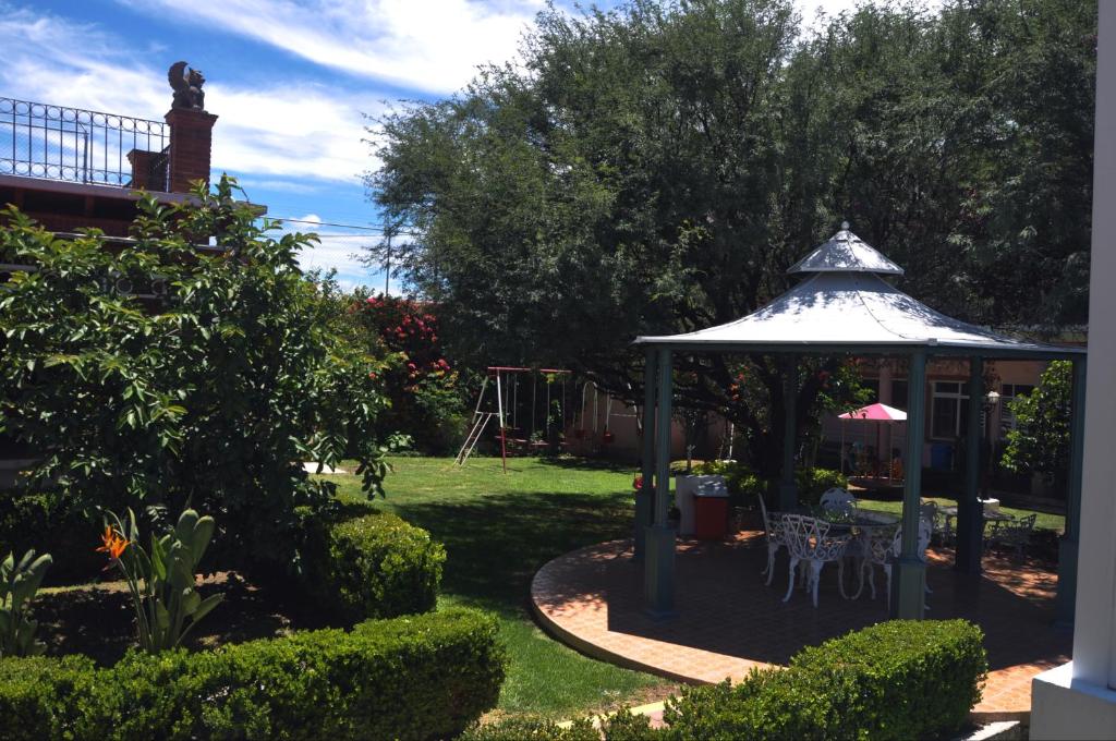 un giardino con gazebo e parco giochi di Hotel El Mirador a Tequisquiapan