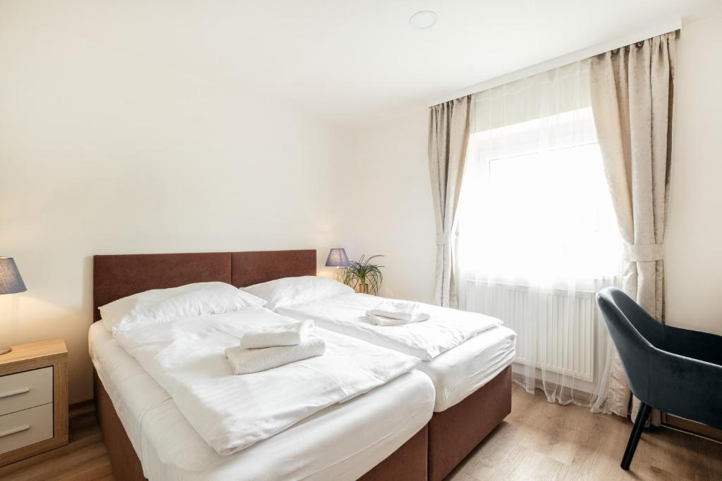 Voodi või voodid majutusasutuse Hotel U Císaře toas