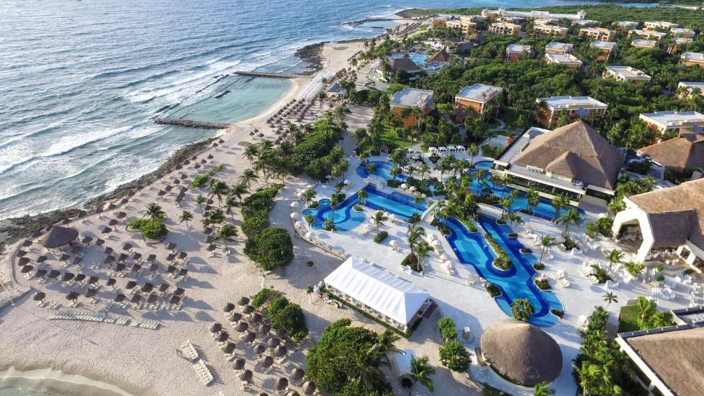 een luchtzicht op het strand van het resort bij Bahia Principe Luxury Akumal - All Inclusive in Akumal