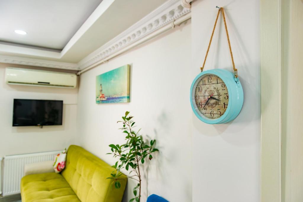 A television and/or entertainment centre at Nar Hotel