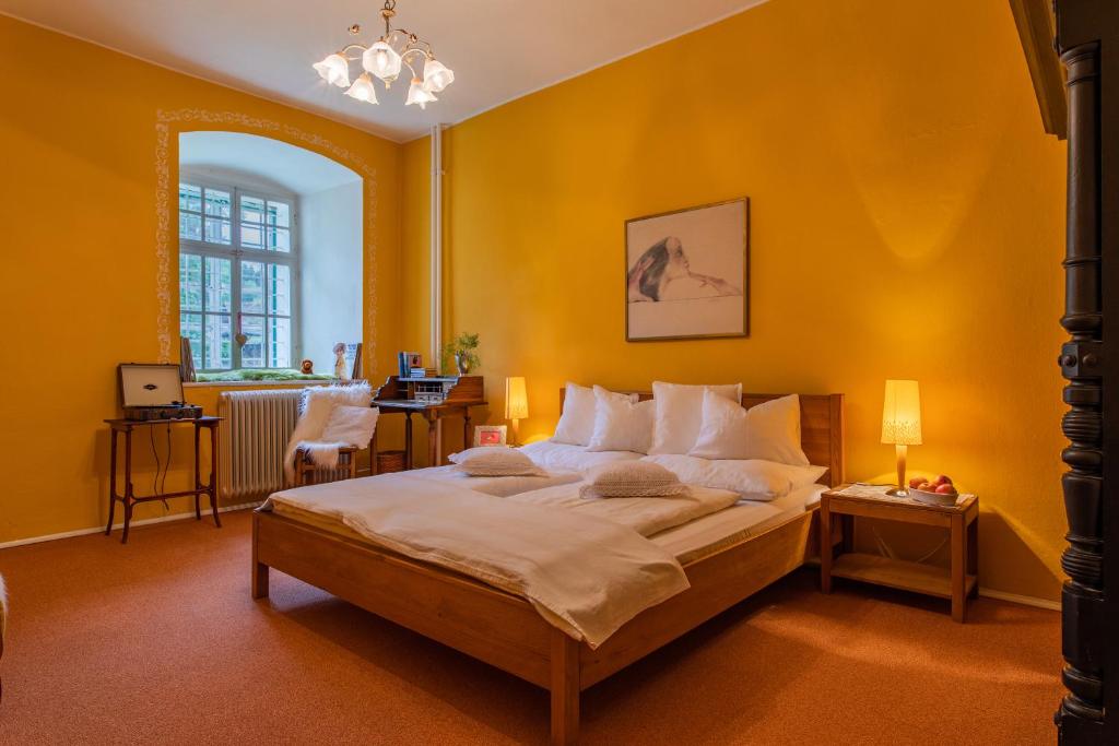 Postel nebo postele na pokoji v ubytování Castello Schloss Lichtengraben
