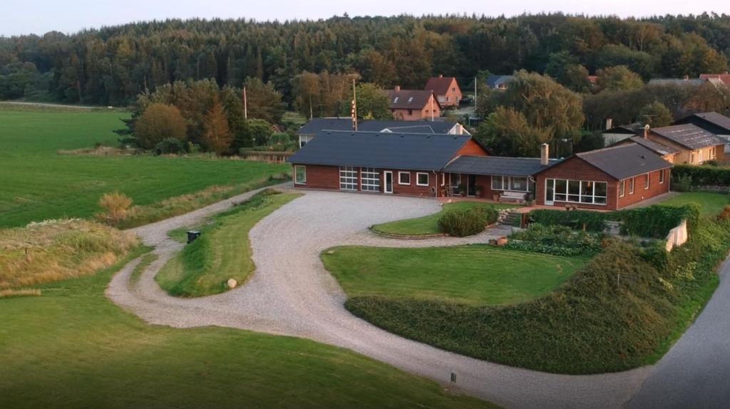 una vista aérea de una casa con entrada en Nørreådalens perle, en Tjele