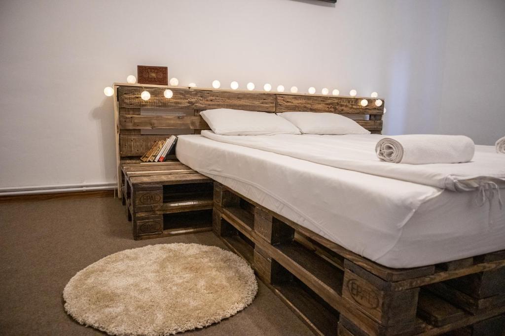 um quarto com 2 camas grandes com luzes em Casa Boemia em Brasov