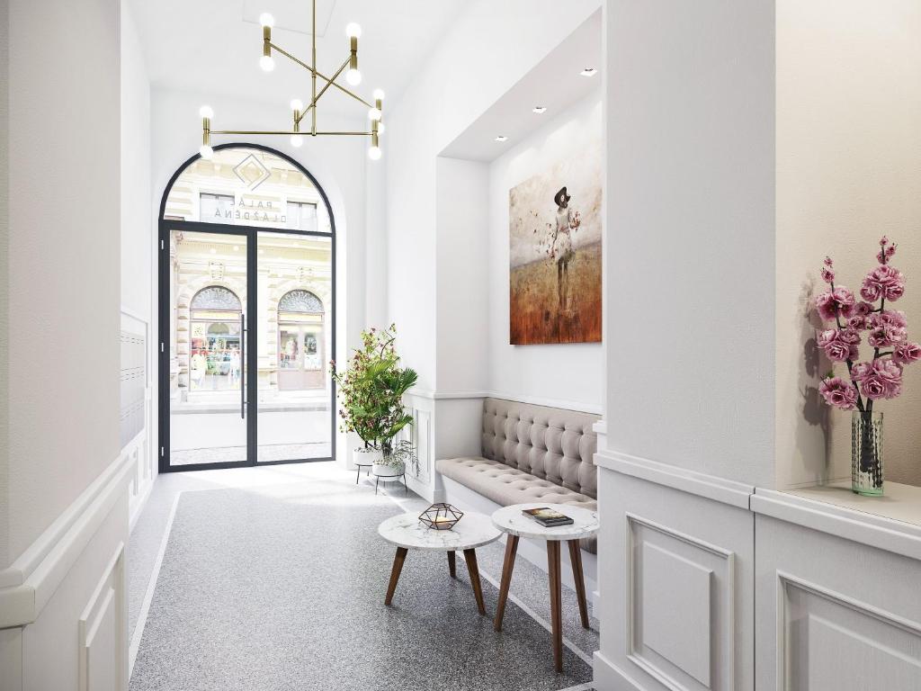 korytarz z ławką i oknem w obiekcie Palace Dlazdena Central Apartment - New Town w Pradze