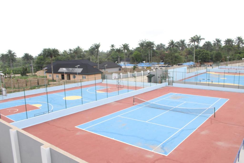 Tenis a/nebo squash v ubytování Ilaji Hotels and Sports Resort nebo okolí