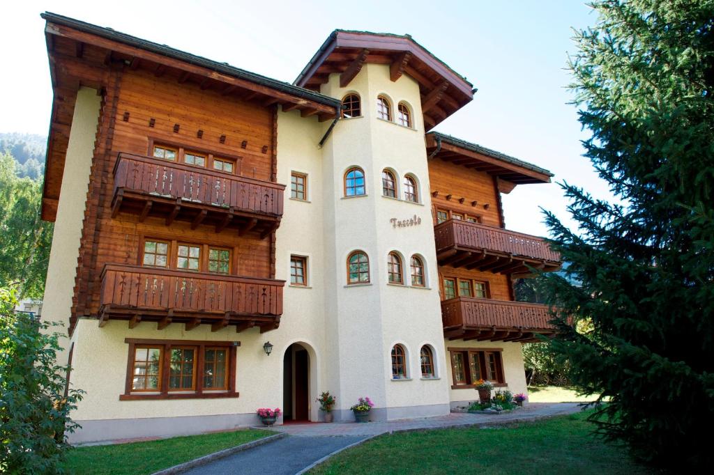 ein großes Haus mit Balkon seitlich in der Unterkunft Haus Tuscolo in Zermatt
