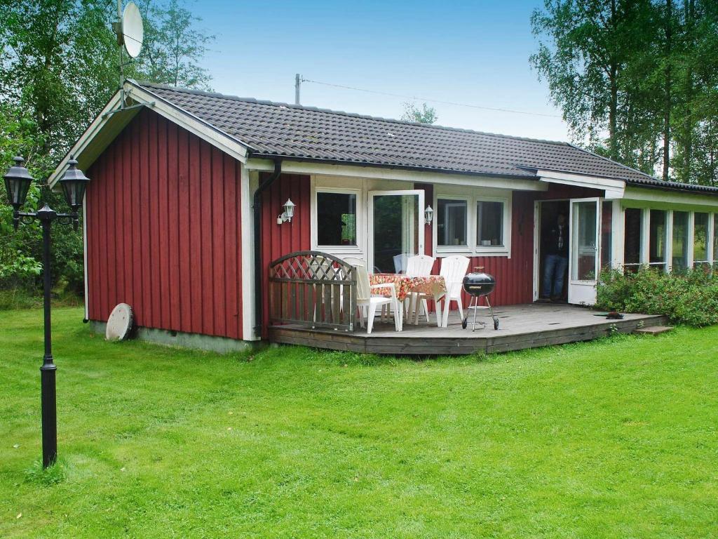 HåcksvikにあるHoliday Home Påarpsの赤い家(デッキ、テーブル、椅子付)