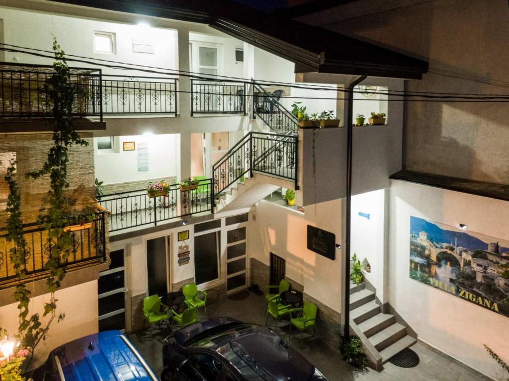 uma vista superior de um edifício com um carro numa garagem em Villa Zigana em Mostar