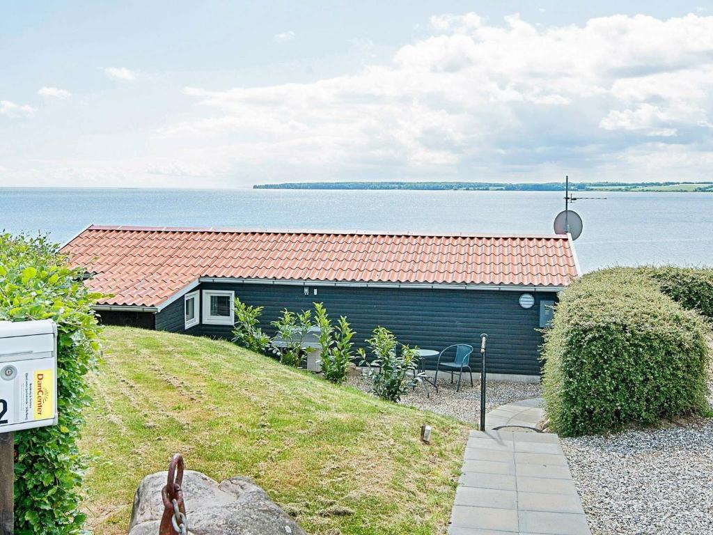 uma casa com vista para a água em 4 person holiday home in Juelsminde em Sønderby