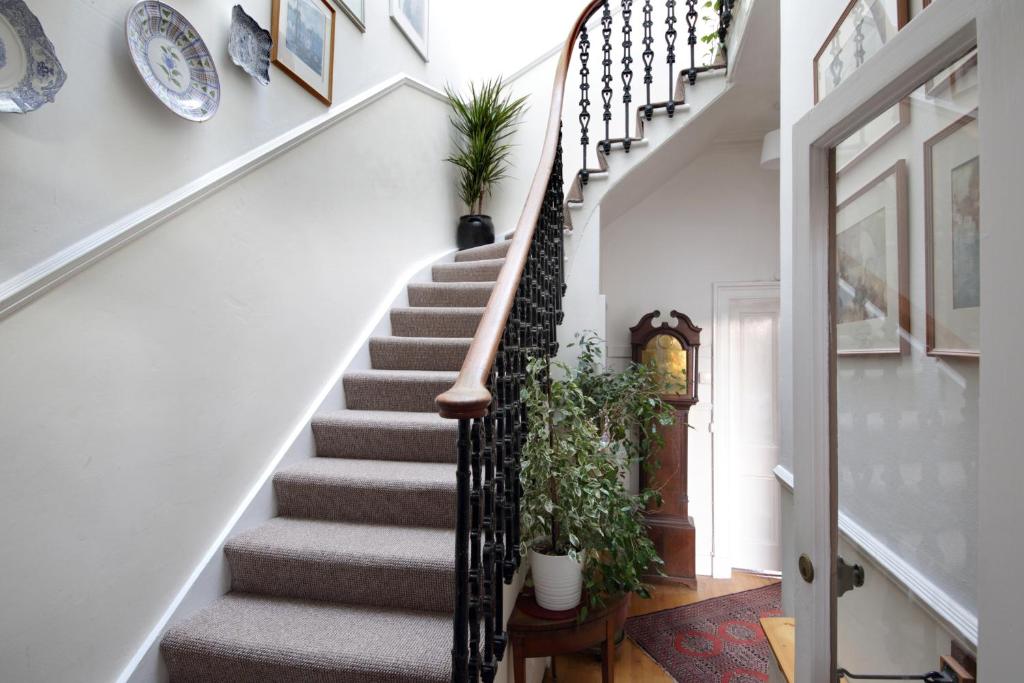 - un escalier dans une maison avec des murs blancs et un escalier dans l'établissement Sheen's House, à Édimbourg